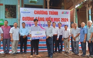 Hội Khuyến học tỉnh Đồng Tháp phối hợp với Chương trình "Gương sáng hiếu học" trao học bổng cho học sinh khó khăn - Ảnh 3.