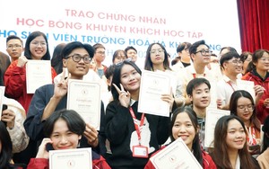 Nguyên Phó Thủ tướng Trương Hòa Bình trao học bổng tiếp sức đến trường cho sinh viên nghèo vượt khó   - Ảnh 6.