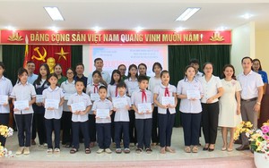 Trao 218 suất học bổng Hoa Phượng Đỏ năm 2024 tặng học sinh vượt khó, học giỏi - Ảnh 7.