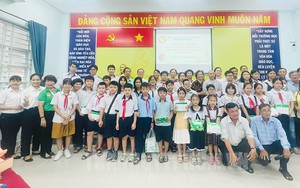 Hội Khuyến học tỉnh Lào Cai trao hơn 1.000 suất học bổng cho học sinh nghèo dịp năm học mới - Ảnh 6.