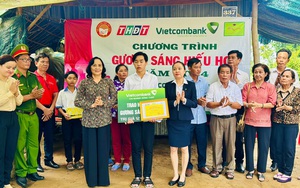 Hội Khuyến học tỉnh Đồng Tháp trao học bổng Gương sáng hiếu học cho sinh viên Nguyễn Văn Lý Hải