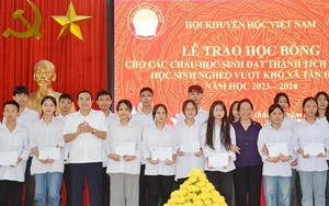 Hội Khuyến học Việt Nam ủng hộ đồng bào các địa phương bị ảnh hưởng bão số 3 - Ảnh 7.