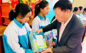 Hội Khuyến học tỉnh Lâm Đồng tặng học bổng cho học sinh nghèo khuyết tật hiếu học - Ảnh 5.