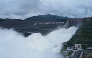 Trưa 1/10, đóng 1 cửa xả đáy hồ thủy điện Hòa Bình- Ảnh 3.