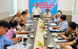 Hội khuyến học Thành phố Huế trao 200 suất  học bổng cho học sinh nghèo vượt khó - Ảnh 2.