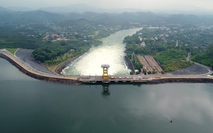 L&agrave;o Cai: Ch&igrave;m t&agrave;u chở kh&aacute;ch tr&ecirc;n hồ Th&aacute;c B&agrave;, l&agrave;m 6 người mất t&iacute;ch - Ảnh 8.
