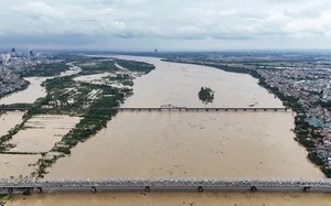 Toàn thành phố Hà Nội đồng loạt ra quân tổng vệ sinh môi trường khắc phục hậu quả cơn bão số 3- Ảnh 4.