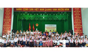 Trường đại học Kinh tế quốc dân trao học bổng cho các thủ khoa - Ảnh 1.