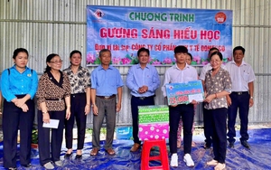 Đồng Tháp trao học bổng "Gương sáng hiếu học" cho em Trần Thị Kiều My - Ảnh 3.