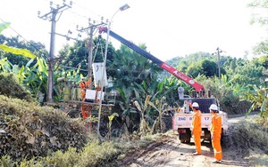 Khôi phục toàn bộ cấp điện cho đồng bào miền Trung sau lũ - Ảnh 2.