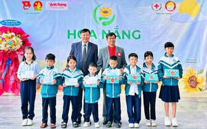 Hội Khuyến học tỉnh Lâm Đồng cùng nhà tài trợ trao học bổng cho học sinh trong tháng khuyến học - Ảnh 7.