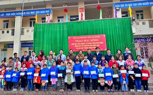 Hà Giang trao 40 suất học bổng cho các học sinh có hoàn cảnh khó khăn sau tết Ất Tỵ - Ảnh 7.