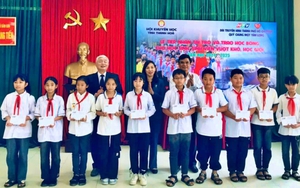 Hội Khuyến học tỉnh Thanh Hoá nhận cờ thi đua của Chính phủ cho công tác khuyến học xuất sắc - Ảnh 2.