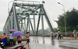 Hàng trăm người, phương tiện nỗ lức ứng cứu vỡ bờ sông Vinh - Ảnh 7.