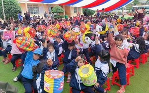 Hàng trăm người, phương tiện nỗ lức ứng cứu vỡ bờ sông Vinh - Ảnh 6.