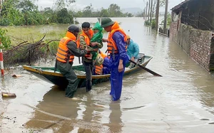 Hàng trăm người, phương tiện nỗ lức ứng cứu vỡ bờ sông Vinh - Ảnh 5.