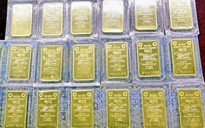 Giá vàng trượt dốc, giảm hơn 7 triệu đồng mỗi lượng - Ảnh 2.