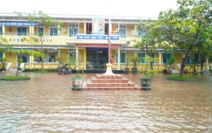 Lượng mưa trên 600mm trút xuống, lũ bủa vây Trung Bộ vượt mức lịch sử - Ảnh 4.
