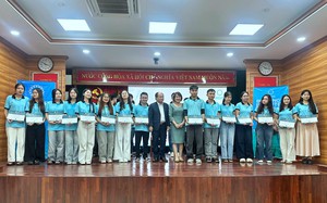 Hiệp hội Thương mại Mỹ tại Việt Nam trao là 900 triệu đồng học bổng cho các sinh viên xuất sắc - Ảnh 8.