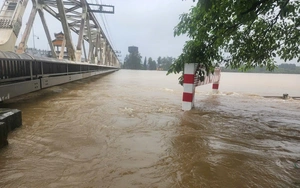 Lũ tại Trung Bộ vượt mức kỷ lục; Đà Nẵng, Huế, Quảng Ngãi tiếp tục mưa to đêm 30/10 - Ảnh 8.