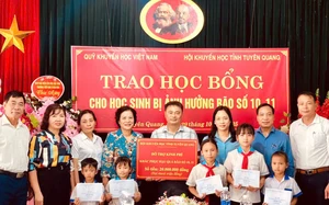 Hội Khuyến học Tuyên Quang hỗ trợ sách, thiết bị cho Thư viện Trường trung học cơ sở Tân Trào - Ảnh 7.