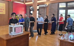 Ấm nghĩa tình trên phố cổ Hội An sau cơn lũ - Ảnh 10.