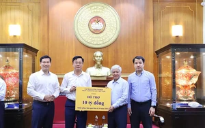 Thầy, cô giáo và học sinh Lào Cai quyên góp ủng hộ đồng bào vùng lũ - Ảnh 7.