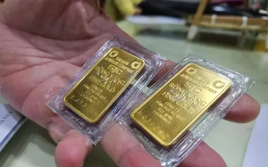 Giá vàng bất ngờ lao dốc nhanh, nhà đầu tư nên làm gì? - Ảnh 2.