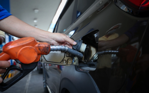 Giá xăng dầu tăng giảm trái chiều- Ảnh 2.