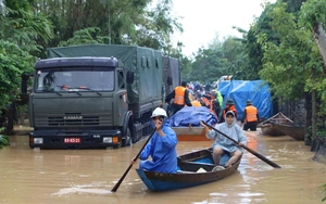 Ấm nghĩa tình trên phố cổ Hội An sau cơn lũ - Ảnh 9.
