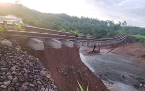 Hàng loạt điểm sạt lở, ngành đường sắt dồn lực thông tuyến - Ảnh 5.