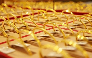 Giá vàng ngày 19/11 tăng nhanh, vượt mốc 150 triệu đồng/lượng - Ảnh 2.