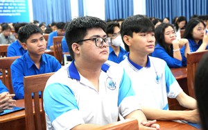 Khuyến học Nam Nha Trang trao 180 triệu đồng học bổng "Trao cơ hội - Viết tương lai" cho học sinh, sinh vi&ecirc;n - Ảnh 8.