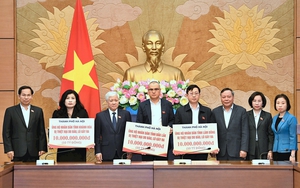 Hội Khuyến học tỉnh Gia Lai cùng đơn vị đồng hành trao tặng hơn 229 triệu đồng cho học sinh vùng lũ - Ảnh 9.