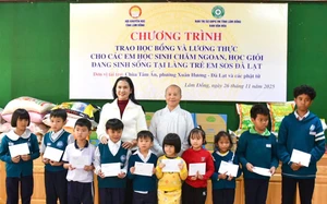 Hội Khuyến học Lâm Đồng trao học bổng, sách giáo khoa cho học sinh xã Lạc Dương- Ảnh 6.