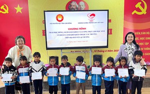 Hội Khuyến học tỉnh Lâm Đồng cùng đơn vị tài trợ trao 70 triệu quà, học bổng cho học sinh vùng lũ - Ảnh 5.