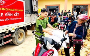 Hội Khuyến học Lào Cai trao học bổng cho học sinh bị ảnh hưởng bởi bão lũ - Ảnh 6.