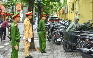 Vì sao xe chở học sinh phải sơn màu vàng đậm? - Ảnh 1.