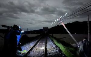 Cắt gọt ngọn đồi mở đường tạm, giúp người dân khắc phục sạt lở nghiêm trọng sau bão  - Ảnh 2.