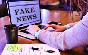 D&ugrave;ng mạng x&atilde; hội c&oacute; thể bị phạt nặng với tin giả, tin "fake" - Ảnh 2.