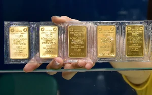 Gi&aacute; v&agrave;ng tiếp tục giảm 300.000 đồng/lượng - Ảnh 2.