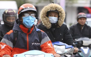 Không khí lạnh bao phủ, Hà Nội chìm trong bụi khô - Ảnh 2.