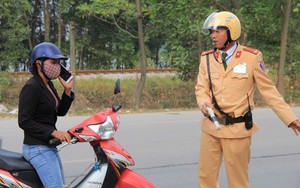 Đi xe máy nghe điện thoại, dùng tay cầm và thao tác bị xử lý thế nào?- Ảnh 2.