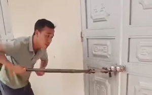 Tạm giữ người đàn ông hành hung cô giáo giữa trời mưa - Ảnh 3.