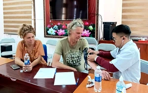 Công an phường Sa Pa tìm thấy khách du lịch Nhật Bản bị lạc trong đêm trên núi Hàm Rồng  - Ảnh 3.