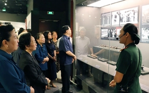 Đông đảo người dân khắp nơi về thủ đô tham quan bảo tàng Lịch sử quân sự- Ảnh 3.