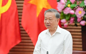 Tổng Bí thư Tô Lâm trao tặng tác phẩm điêu khắc 'Việt Nam - những trang sử vàng' - Ảnh 3.
