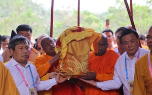Hàng vạn người đổ về Yên Tử để chiêm bái xá lợi Phật - Ảnh 12.