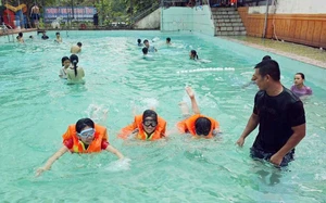 "Chuẩn hóa” tài liệu dạy bơi thống nhất cho học sinh toàn quốc - Ảnh 2.