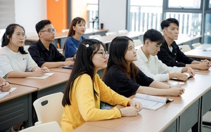 Tuyển sinh 2025: Trường Đại học Khoa học Sức khỏe cộng điểm cho thí sinh có chứng chỉ IELTS hoặc SAT - Ảnh 2.